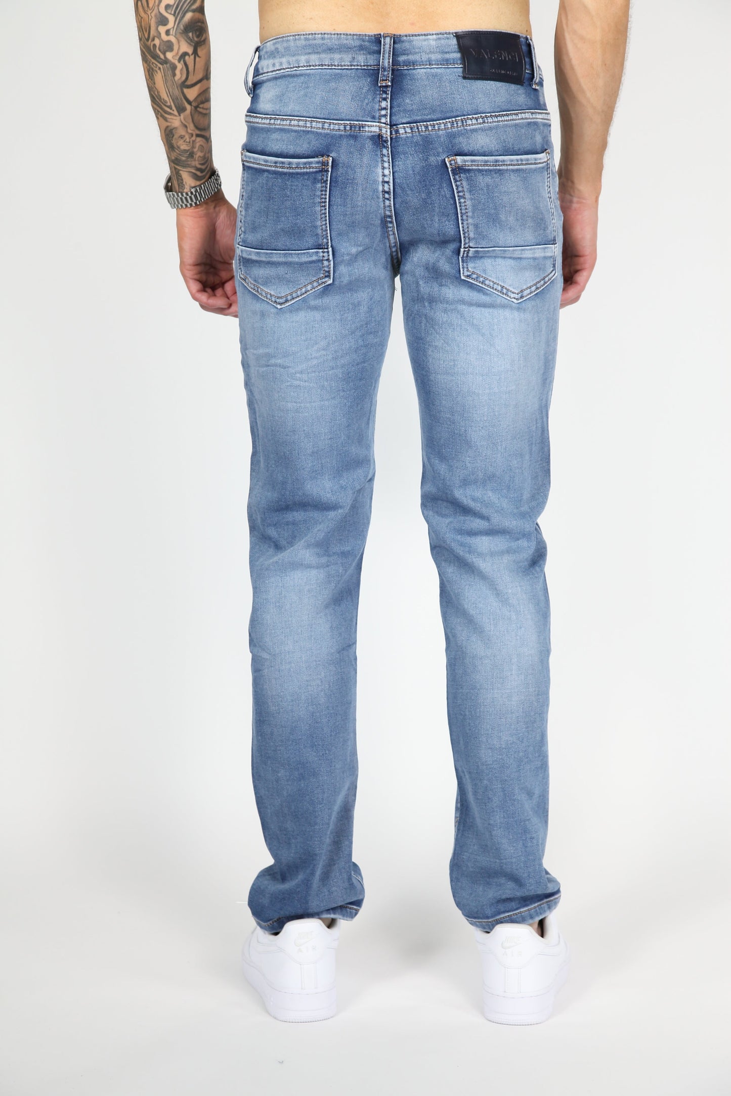Detail van de knoopsluiting en riemlussen van de Axel heren jeans, klassiek en functioneel.