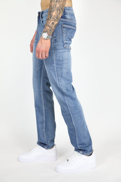 Man die de Axel loose fit jeans draagt in een ontspannen pose, toont bewegingsvrijheid.