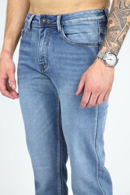 De Axel lichtblauwe jeans plat gelegd, toont de cleane afwerking zonder scheuren of prints.