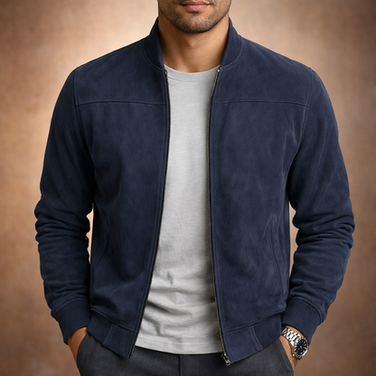 Een man draagt de groene herenjas van suèdelook in een stedelijke omgeving, casual gestyled met jeans, wat de veelzijdigheid benadrukt.