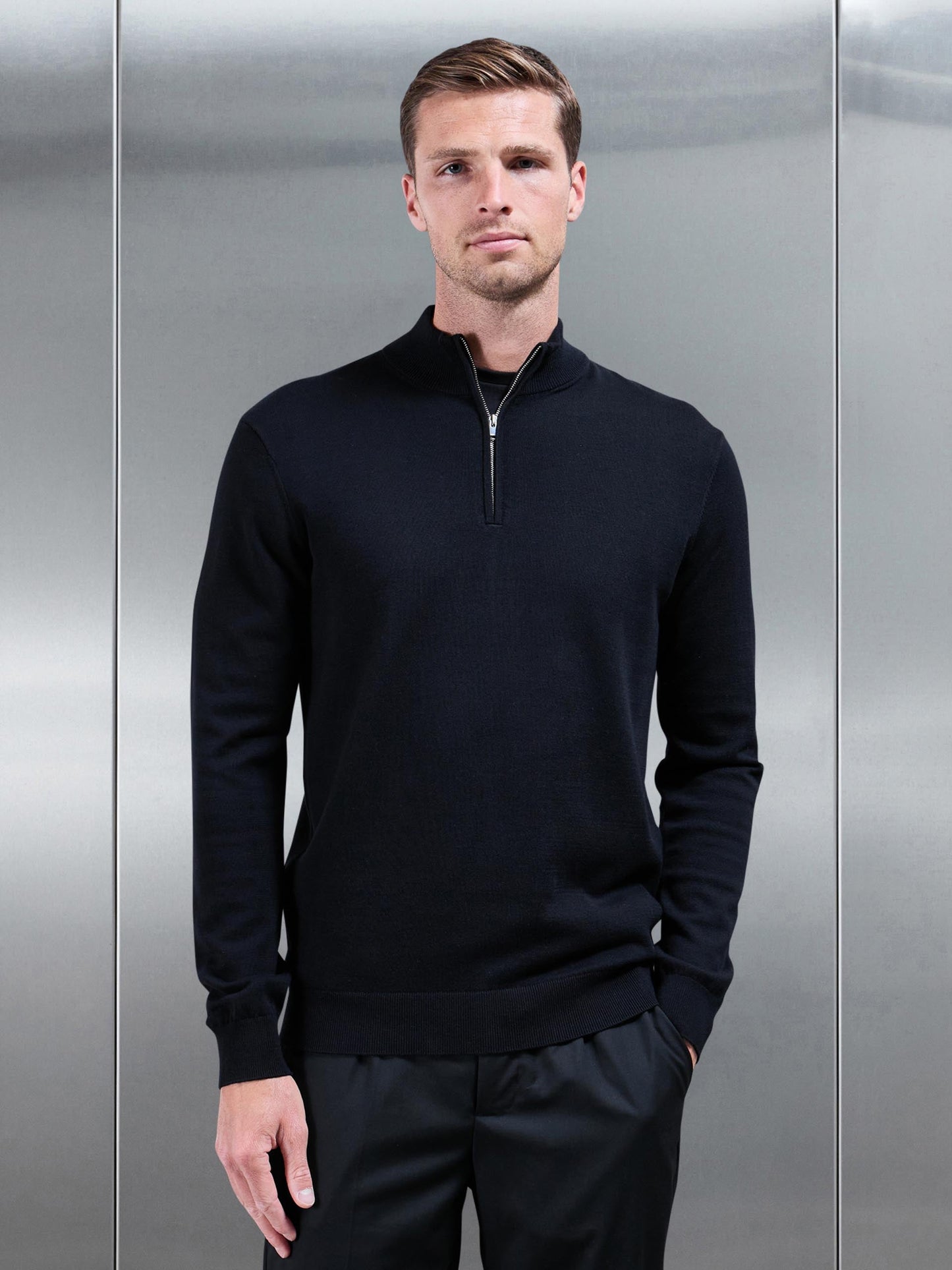 Bastian heren half-zip trui in zwart katoen, van voren gezien, met een model die comfort en stijl uitstraalt.