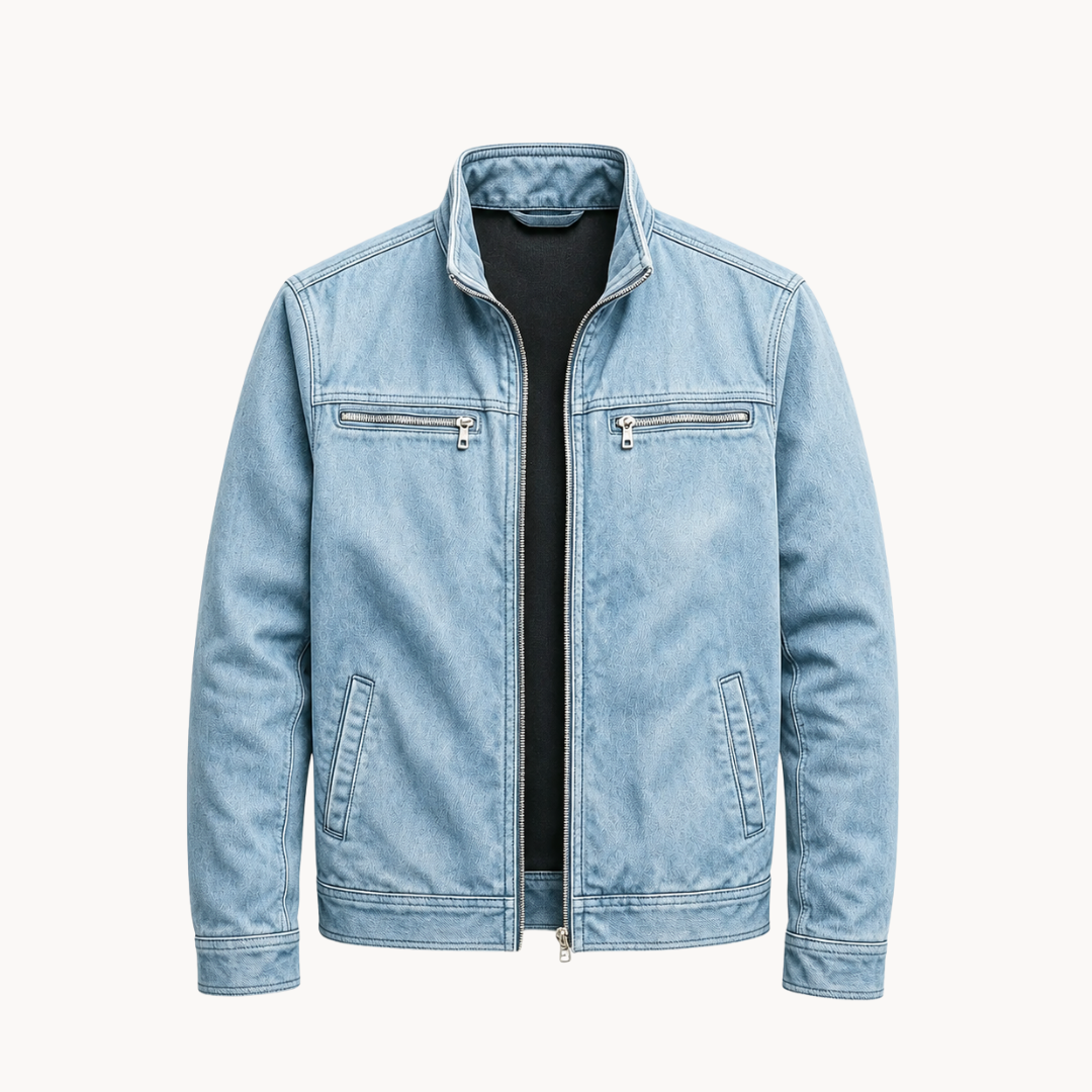 De veldjas in de kleur 'Washed Sky', gepresenteerd als een frisse optie voor de warmere dagen, met een lichte uitstraling.
