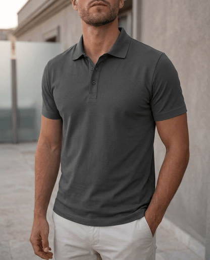 Volledig vooraanzicht van het comfortabele heren poloshirt in grijs, getailleerd en netjes op een model gepresenteerd.