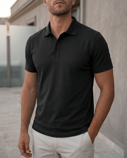Zijaanzicht van het ademende heren poloshirt, waarbij de soepele stof en de bewegingsvrijheid duidelijk zichtbaar zijn.