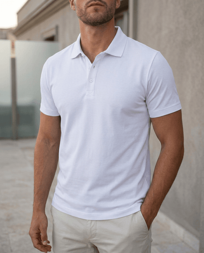 Close-up van de EcoCosy vezelstof van het heren poloshirt, die de zachtheid en textuur benadrukt.