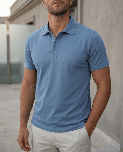 Man draagt het donkerblauwe heren poloshirt in een casual setting, zittend met een kop koffie, ontspannen en stijlvol.