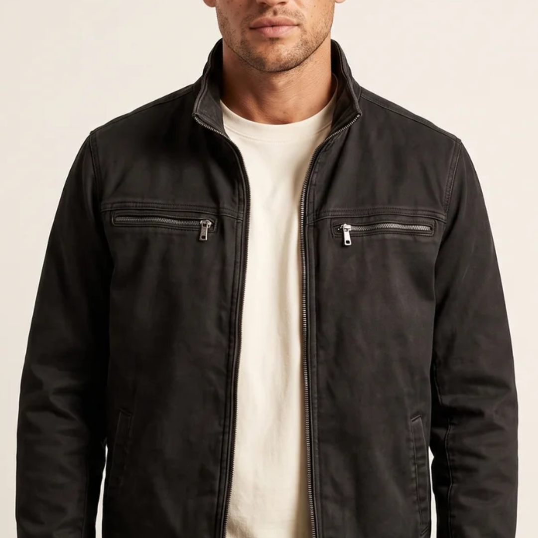 Model draagt de Bastian veldjas casual over een T-shirt, ideaal voor een relaxte lente outfit met een robuuste touch.