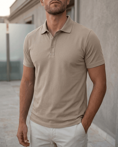 Achterkant van het heren poloshirt in wit, met een schone silhouette en de nette afwerking van de naden.