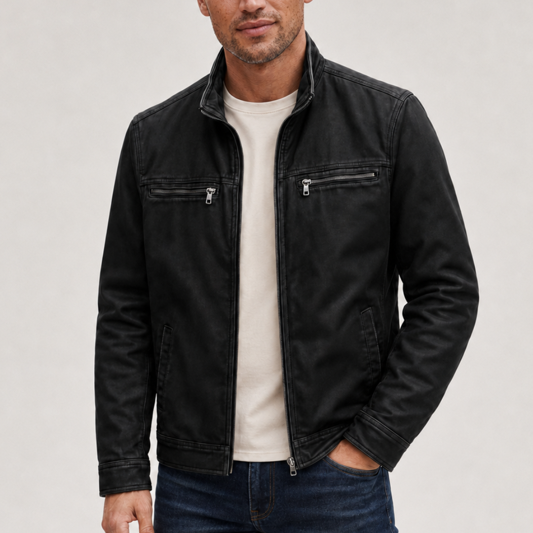 Stoftextuur van de katoen-polyester mix van de veldjas, met de karakteristieke garment-washed look en zachte finish.