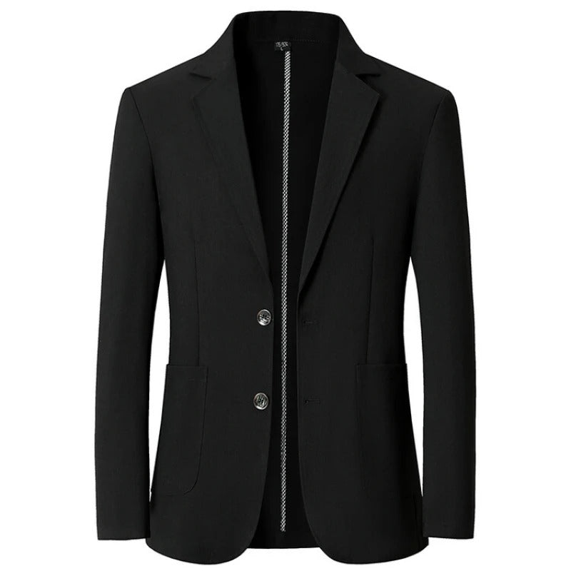 Man draagt de zwarte herenblazer in een business-casual setting, straalt zelfvertrouwen en professionele klasse uit.