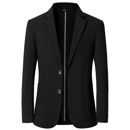 Man draagt de zwarte herenblazer in een business-casual setting, straalt zelfvertrouwen en professionele klasse uit.