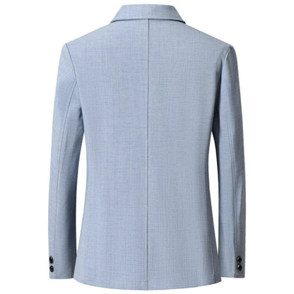 Gedragen door een model tijdens een zomerevenement, de stijlvolle linnenmix jas combineert comfort met een chique look.