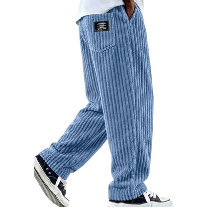 Gedetailleerd close-up van de zachte stof van de blauwe heren trousers, met aandacht voor de textuur.