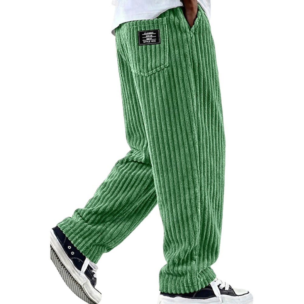 Close-up van de tailleband en zakken van de grijze heren trousers, met focus op de afwerking.