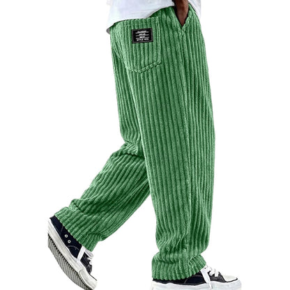 Close-up van de tailleband en zakken van de grijze heren trousers, met focus op de afwerking.