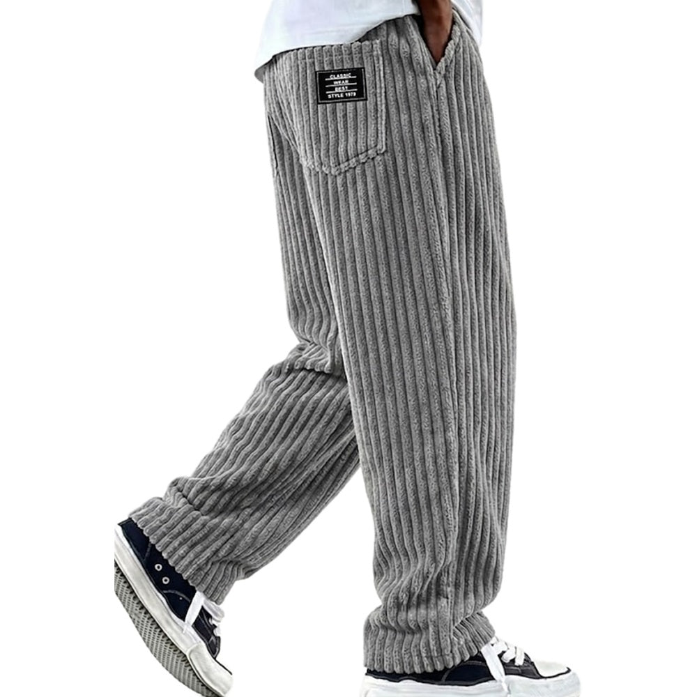 Man combineert de groene trousers met een casual overhemd, ideaal voor een smart-casual gelegenheid.