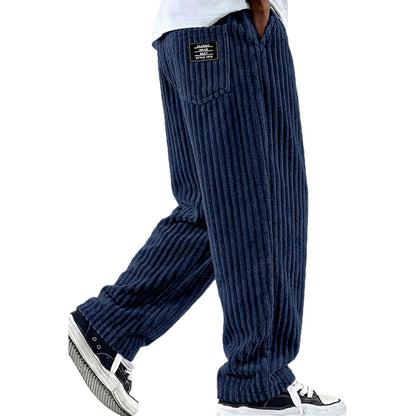Zijaanzicht van de navy heren trousers, benadrukt de verfijnde snit en het moderne silhouet.