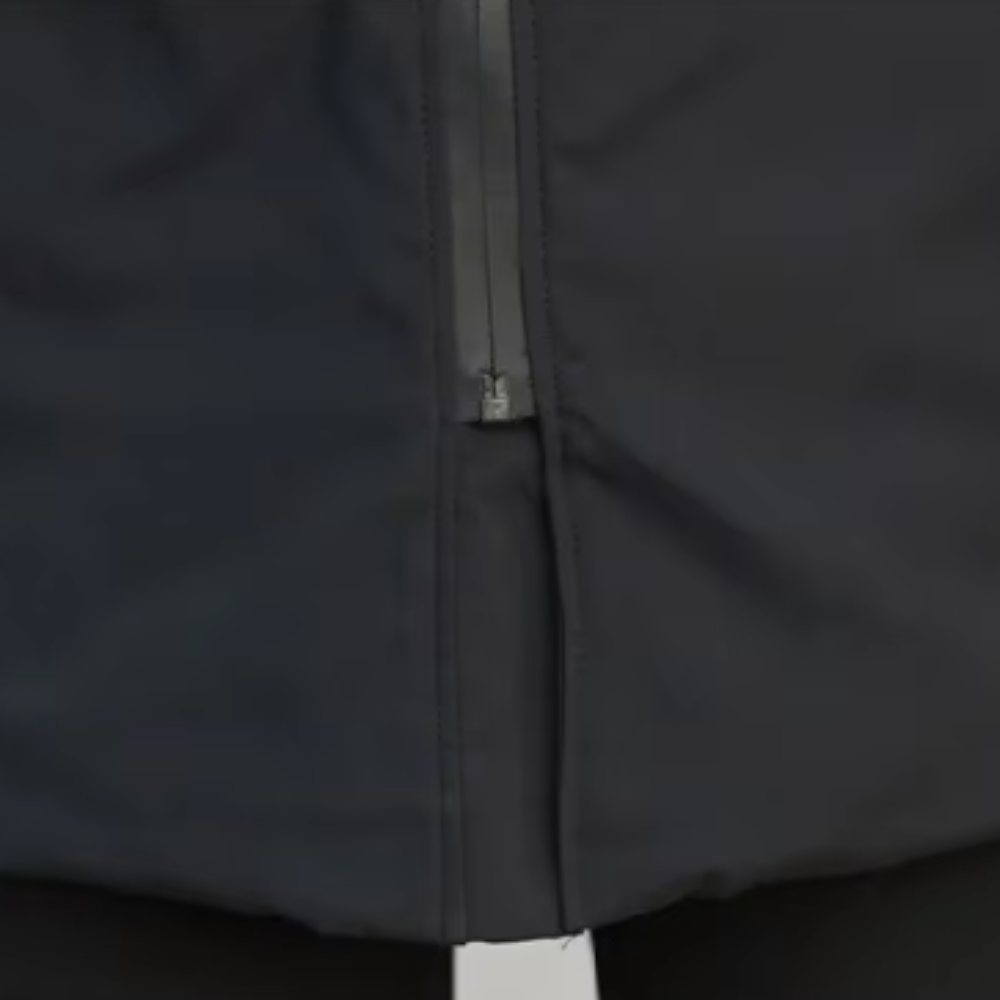 Stijlvolle bruine herenjas gecombineerd met een casual outfit voor een weekenduitstapje, toont draagbaarheid.