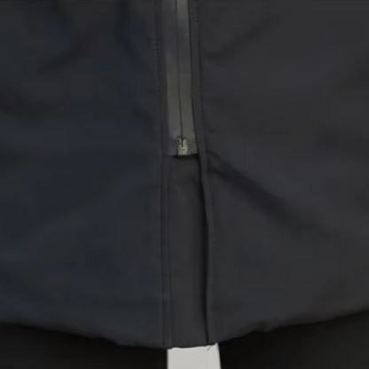 Stijlvolle bruine herenjas gecombineerd met een casual outfit voor een weekenduitstapje, toont draagbaarheid.
