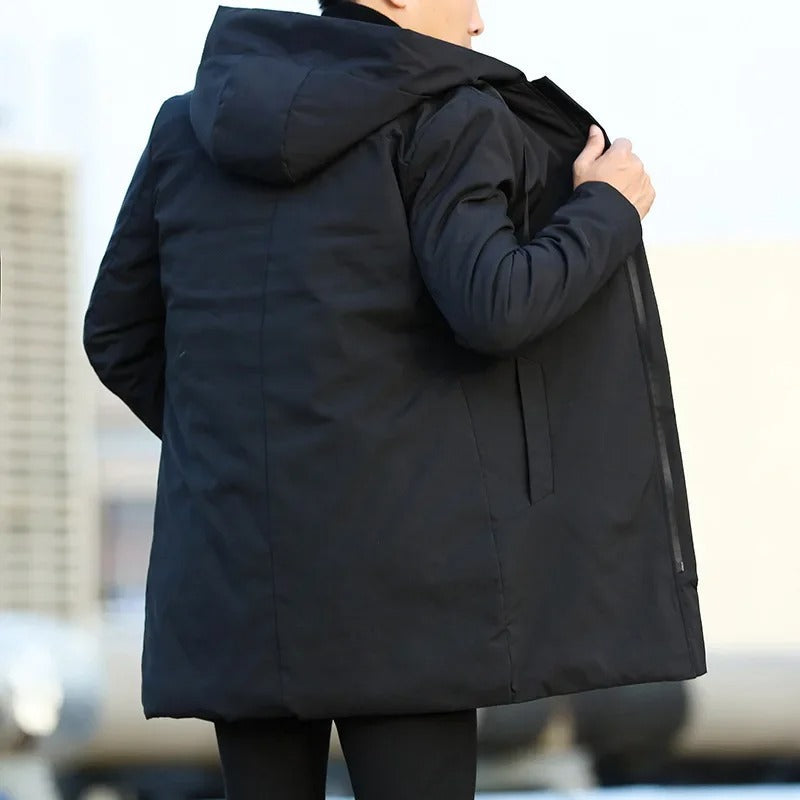 Een man draagt de bruine windjack casual in een stedelijke omgeving, voor een moderne look.