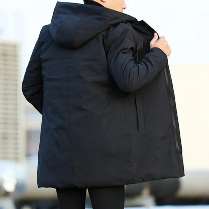 Een man draagt de bruine windjack casual in een stedelijke omgeving, voor een moderne look.