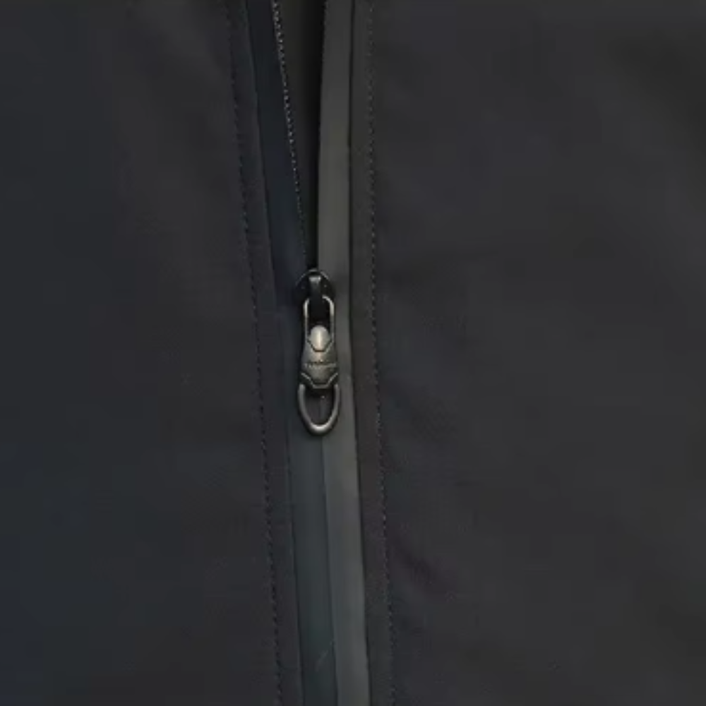 Detail van de mouwafwerking van de functionele windjack, met aandacht voor de duurzaamheid.