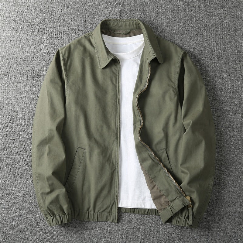 Zijaanzicht van een man die een khaki Bram herenjas draagt, casual en stijlvol.