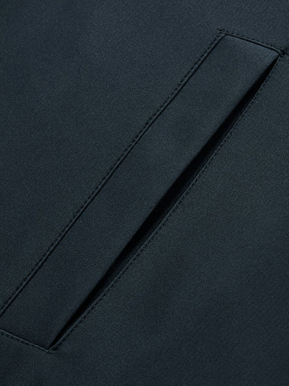 Close-up van de stevige ritssluiting van de stijlvolle polyester jas.