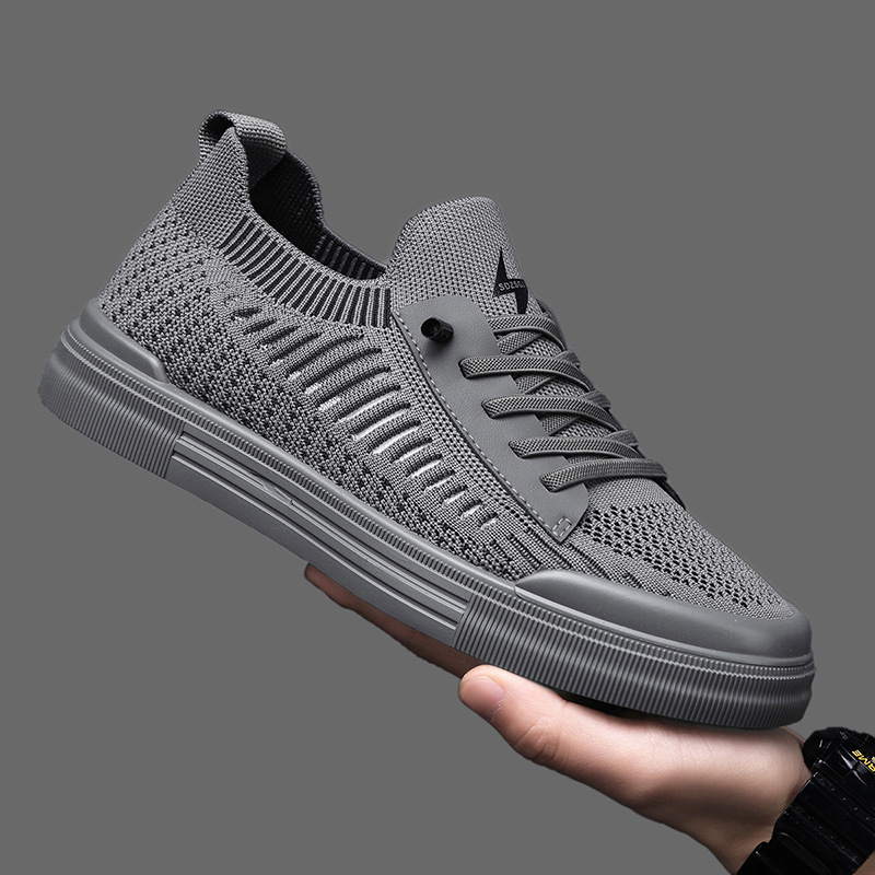Paar grijze Cas sneakers liggend op een strakke ondergrond, met oog voor detail