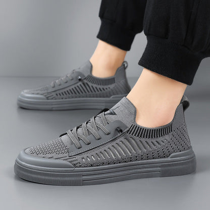 Detail van de vetersluiting en het ademende bovenwerk van de grijze Cas premium sneakers