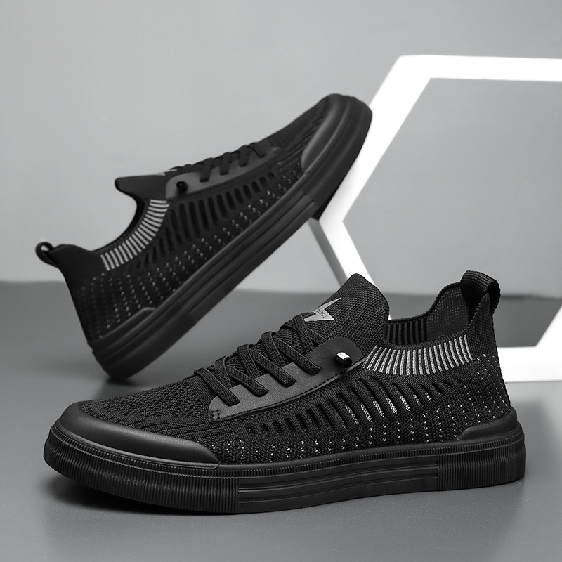 Man staand in grijze Cas sneakers, toont de veelzijdigheid voor verschillende activiteiten