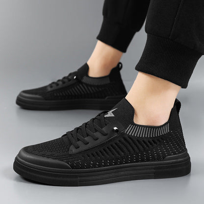 Close-up van het textuurpatroon op het ademende mesh van de zwarte Cas premium sneakers