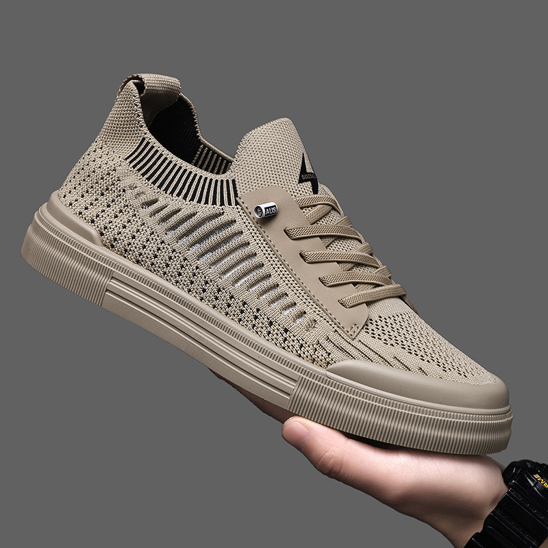 Bovenaanzicht van de bruine Cas sneakers, met focus op de veters en het ademende bovenwerk