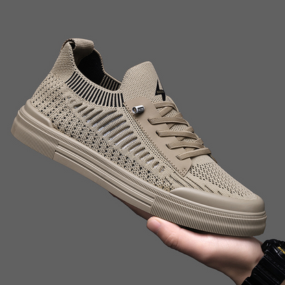 Bovenaanzicht van de bruine Cas sneakers, met focus op de veters en het ademende bovenwerk