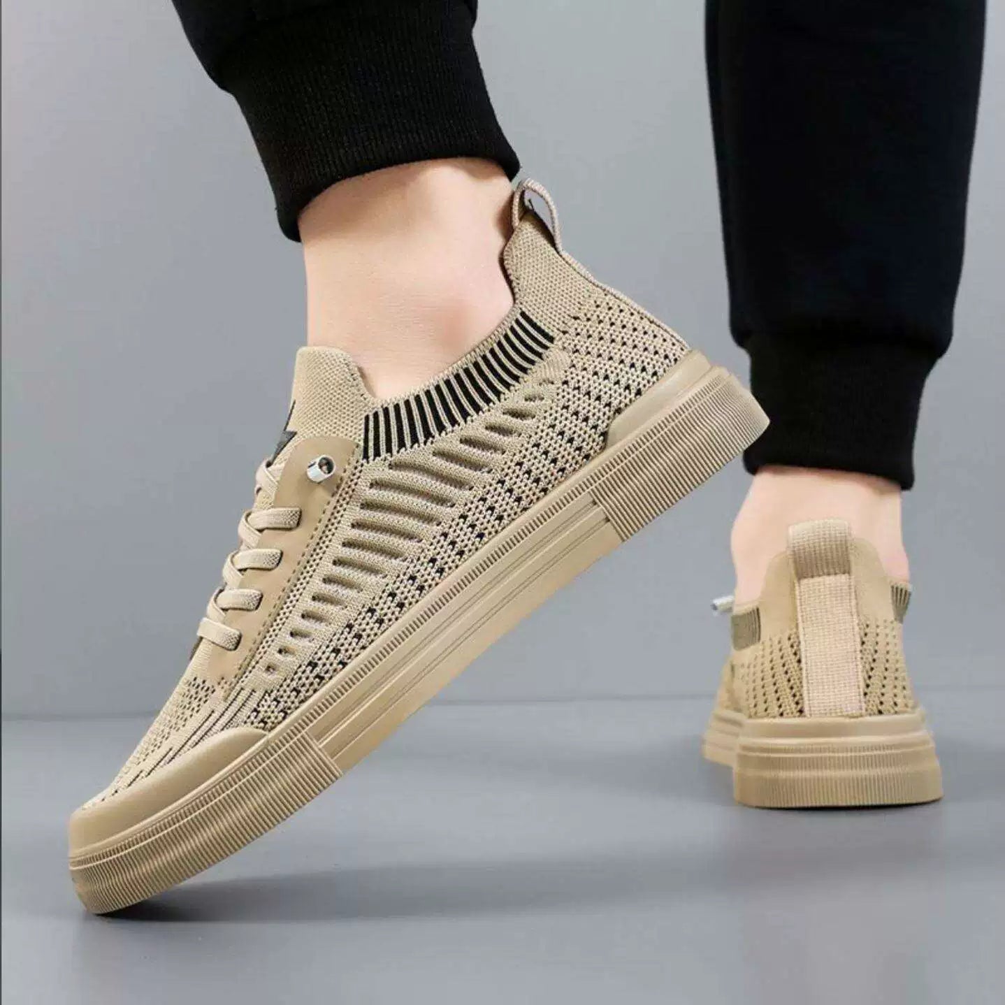 Man die de bruine Cas sneakers draagt tijdens een stadswandeling, met focus op comfort