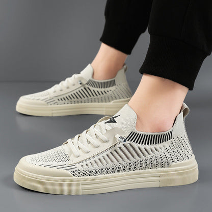 Man die de zandkleurige Cas sneakers combineert met een casual outfit, in een stedelijke omgeving