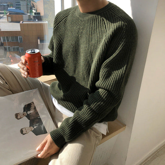 Vooraanzicht van de Caspar heren sweater in rustgevend groen, met duidelijke raglanmouwen.