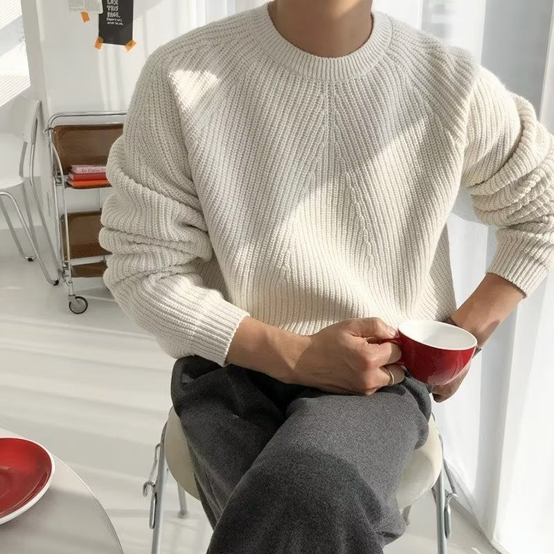 Close-up van de mock neck kraag van de stijlvolle katoenen sweater in wit.