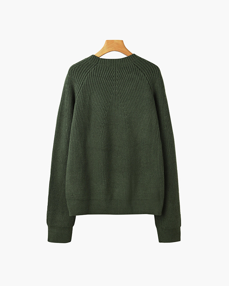 Achterkant van de groene relaxed fit sweater, benadrukt de soepele valling van de stof.