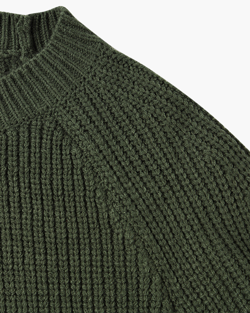 Detail van de manchetten en zoom van de katoenen sweater, met fijne ribbelafwerking.