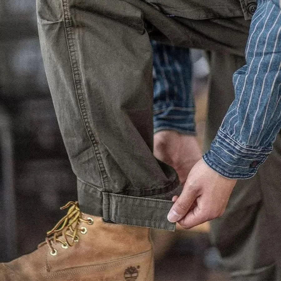 Close-up van de diepe utility zakken op de Kees robuuste herenbroek, perfect voor essentiële benodigdheden.