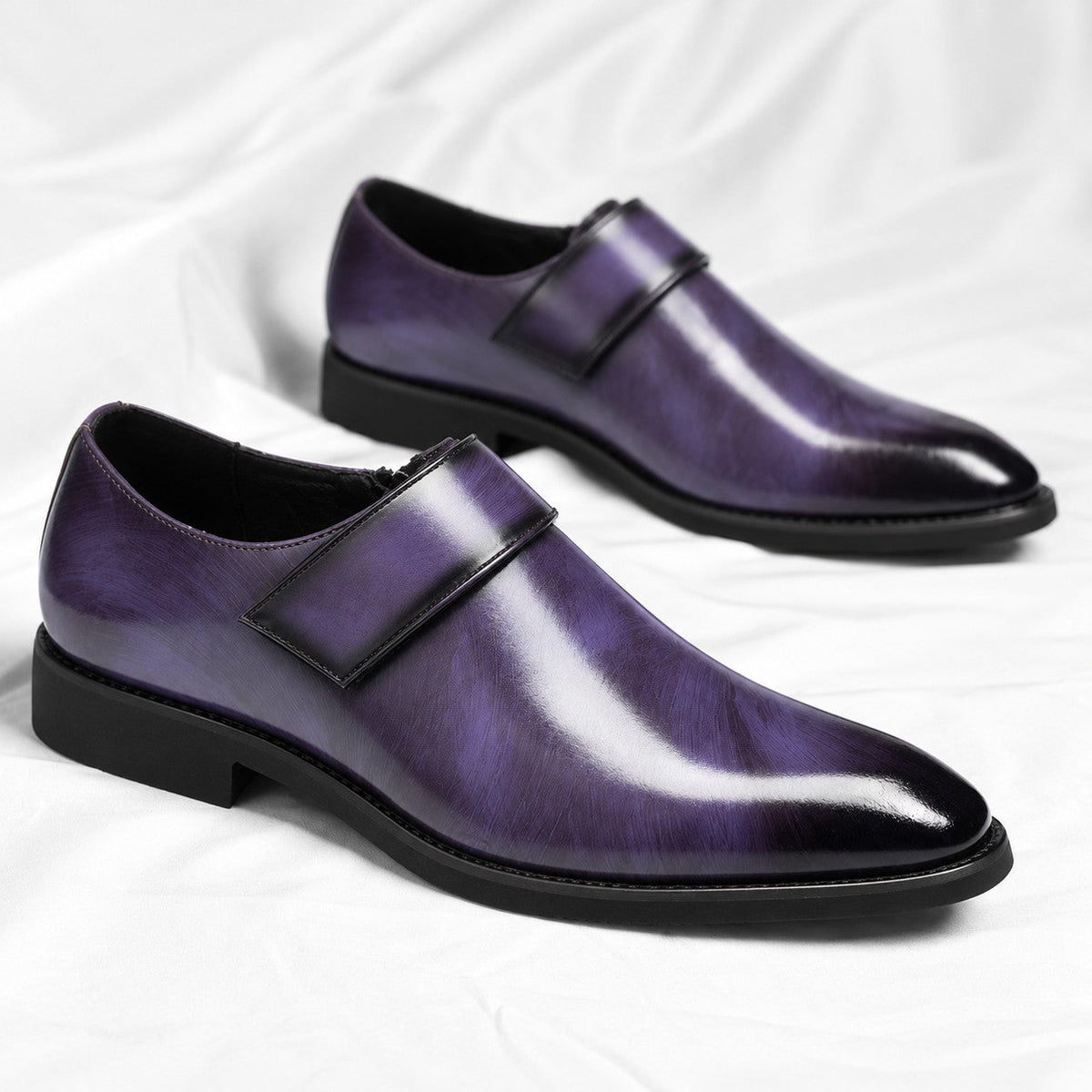 Achteraanzicht van de leren loafers, met aandacht voor de hiel en de afwerking van de schoen.