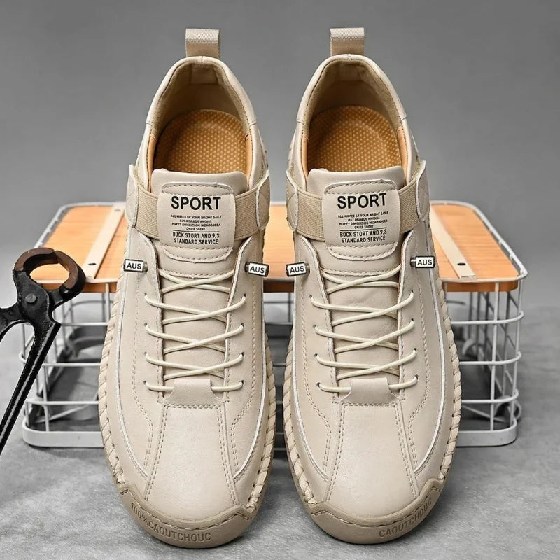 Bruine leren herensneakers met de veters losjes gestrikt, voor een relaxte uitstraling.