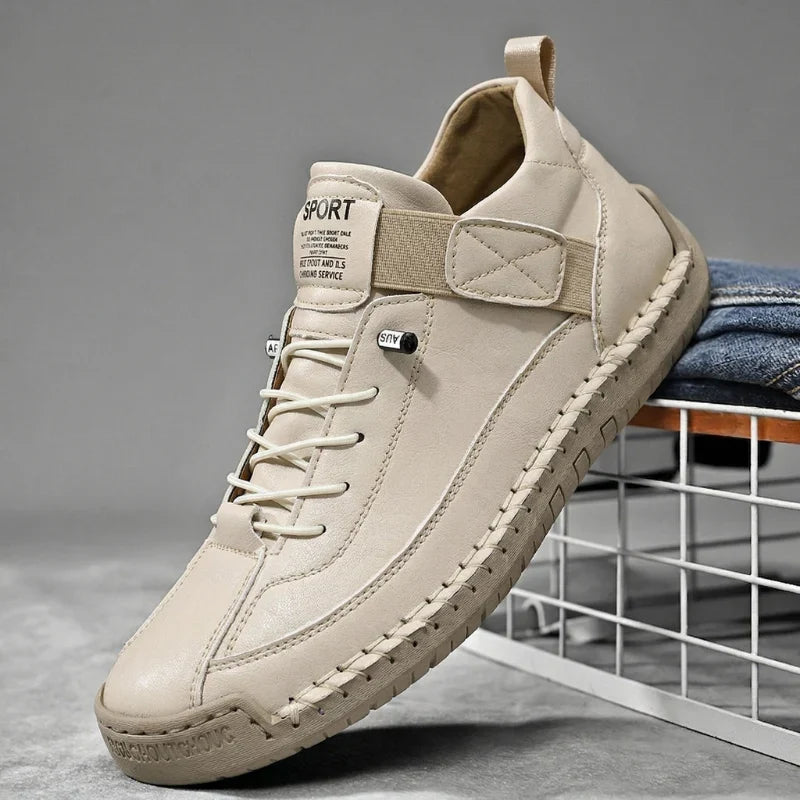 Marineblauwe leren herensneakers in een lifestyle setting, geschikt voor dagelijks gebruik.