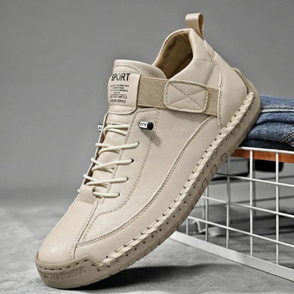 Marineblauwe leren herensneakers in een lifestyle setting, geschikt voor dagelijks gebruik.