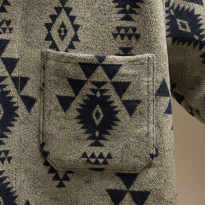 Een man draagt de comfortabele wollen herenjas over een casual outfit, perfect voor koeler weer buiten.
