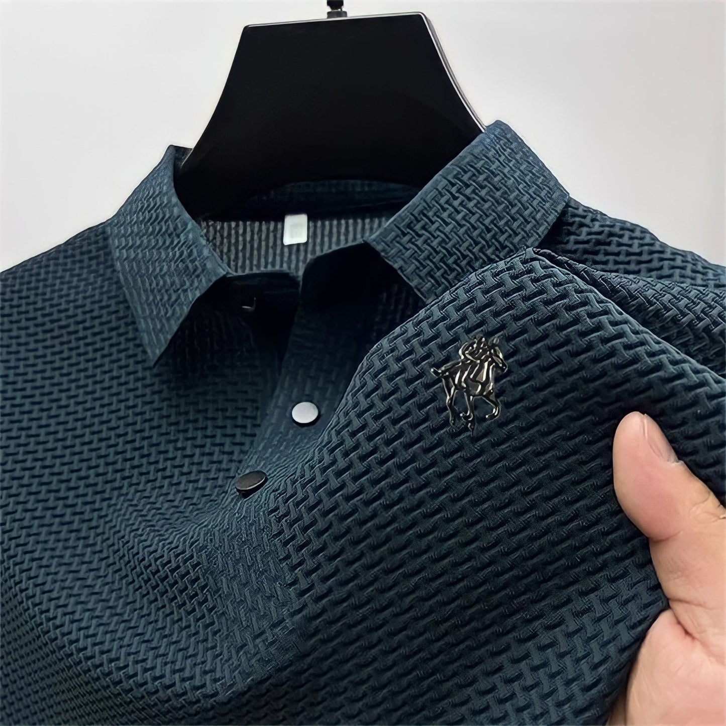 Matteo gestructureerde polo in donkerblauw, vooraanzicht, gedragen door een model in een stedelijke setting.