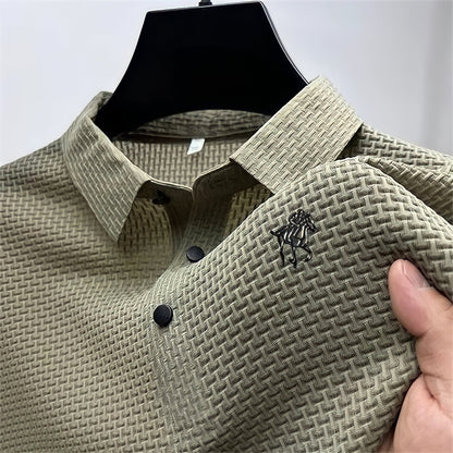 Model met de blauwe Matteo slim-fit polo, zittend en leunend, toont de flexibiliteit van het materiaal.