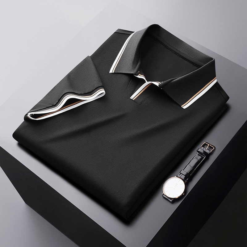 Stofdetail van het groene poloshirt, toont de 230 GSM kwaliteit van de katoenblend.