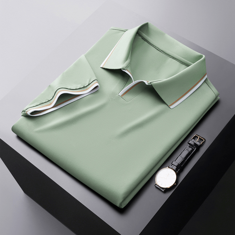 Zijaanzicht van de man in het rode poloshirt, met aandacht voor de vloeiende drape.